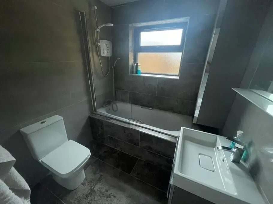 Modern 3 bed Townhouse newly refurbished free parking 10 mins walk to town centre , hospital and college. Wi-fi , Satellite TV, ideal rental for couples, families, professionals. Non smoking Premises
