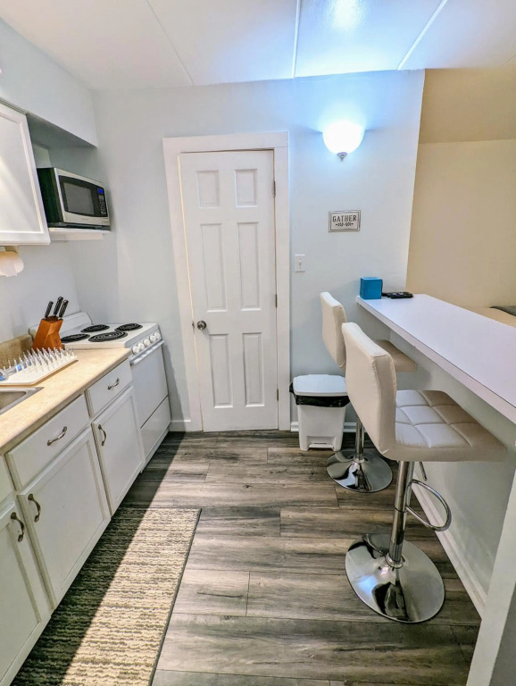 Renovated Oceanfront Boardwalk Pool, Beach, Kitchen, Restaurant, 4 People, cozy studio unit, walk right out no elevator