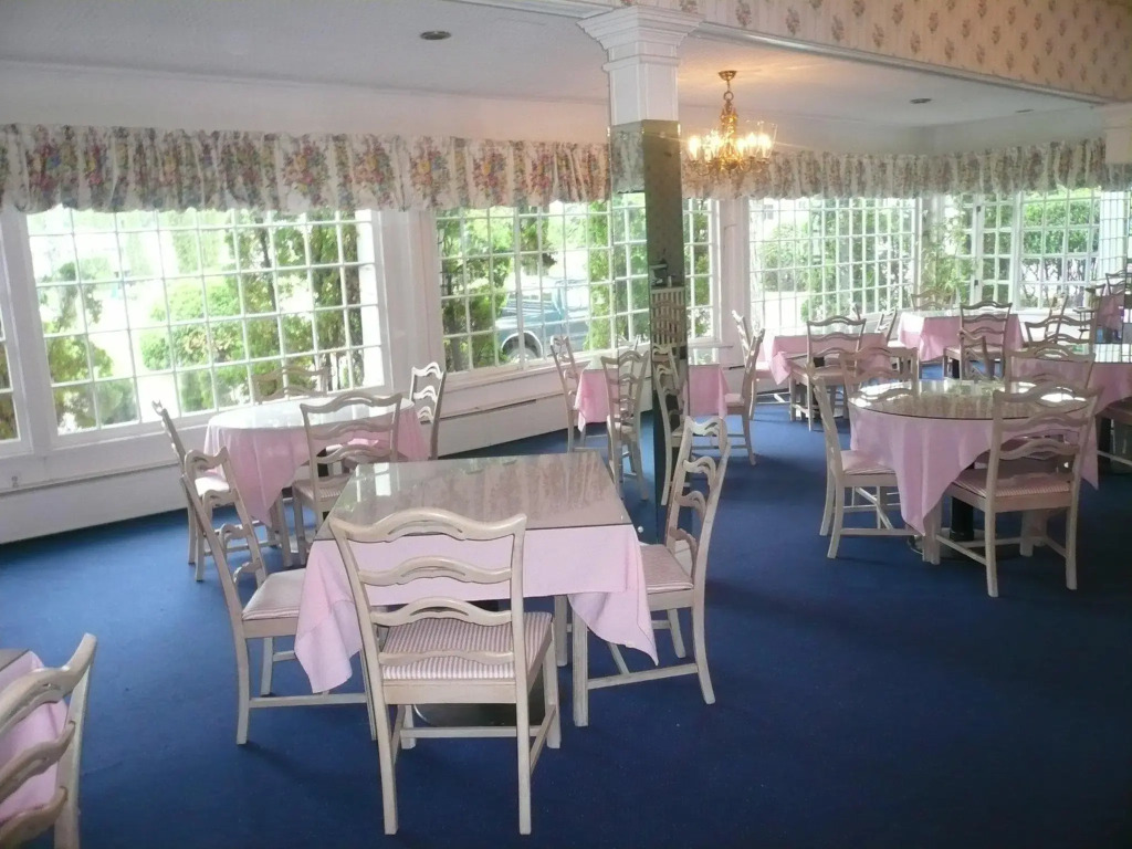Colonial Inn Harbor Springs