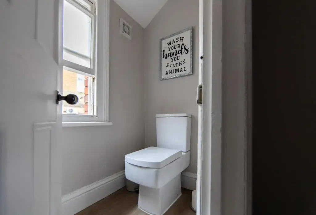 Large House - Contractors & Families & Private Parking