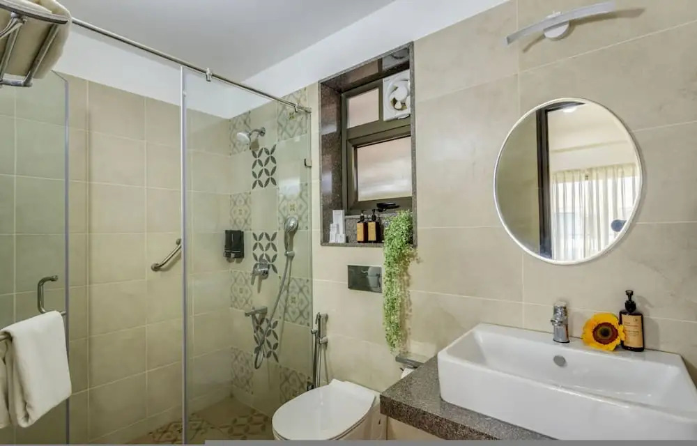 Luxe 1bhk w Pool Sauna 1km to the Beach