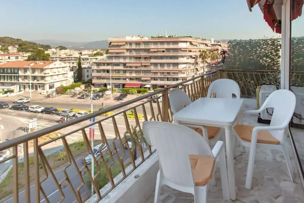 Superb apartment with terrace and sea view near beaches and city center
