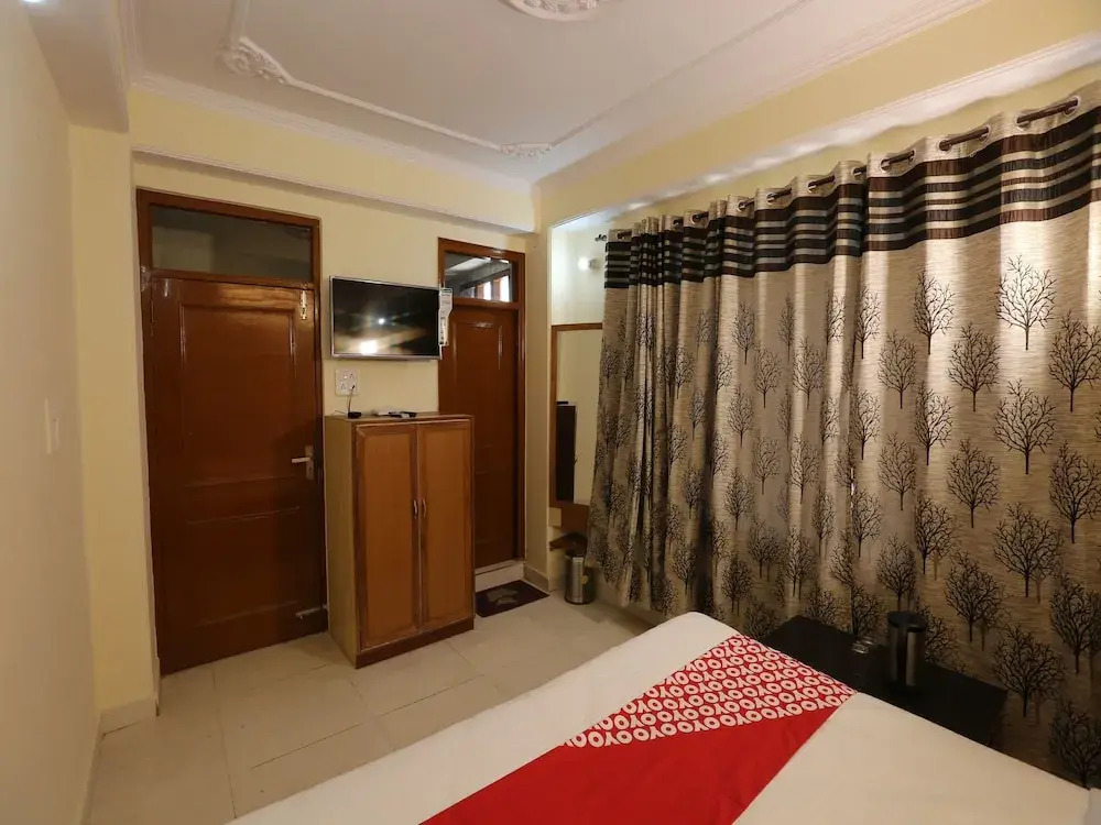 OYO 14212 Tanwar Regency