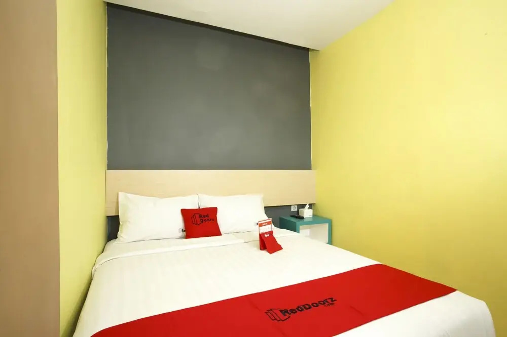 RedDoorz Plus near Tunjungan Plaza 2