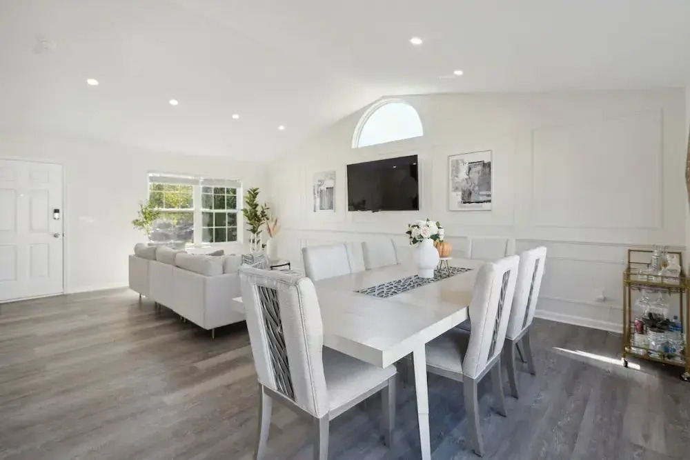 Tranquil Pet Friendly Retreat 3 Bedroom Residence by Estephanie Valdez