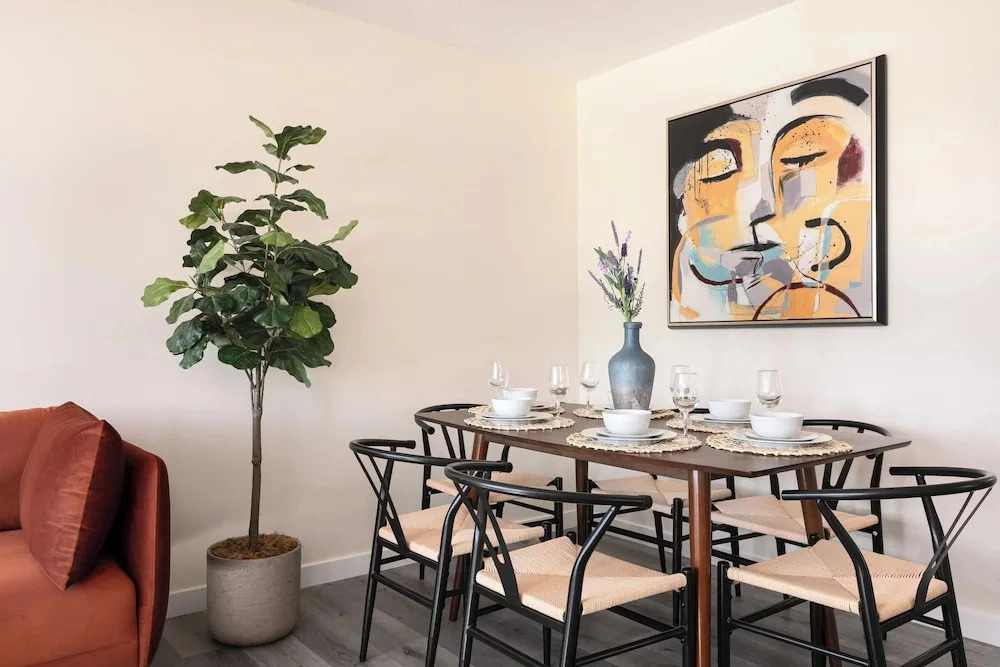 Chic City Apt Near Americana Glendale