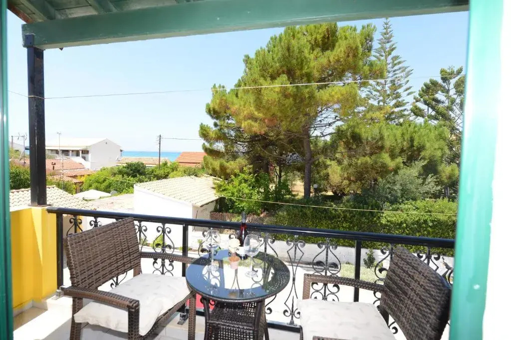 Roula's Studios & Apartment