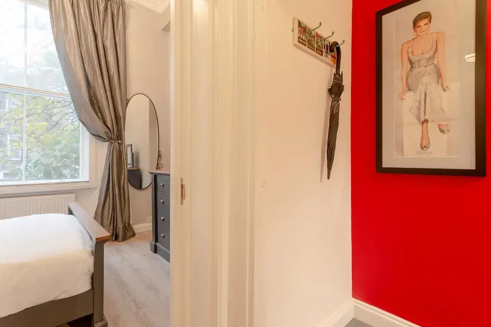 British Pad Near Earl's Court, Kens. & Hyde Park
