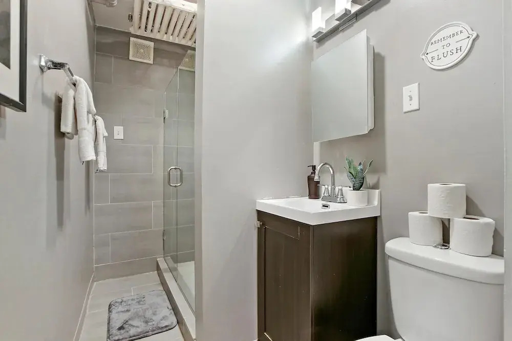 Front Garden 1BR Apt in Lakeview