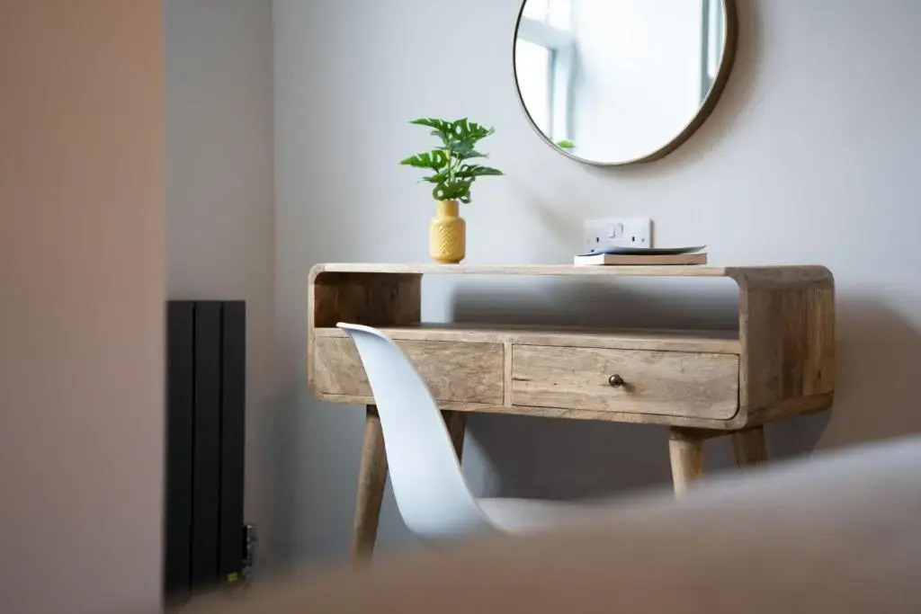 Spacious - Contemporary 2BR Apartment - Central Ambleside - Parking
