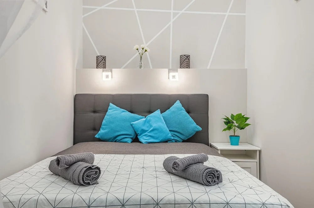 Quiet Downtown Haven  2Br | A/C | Free Parking