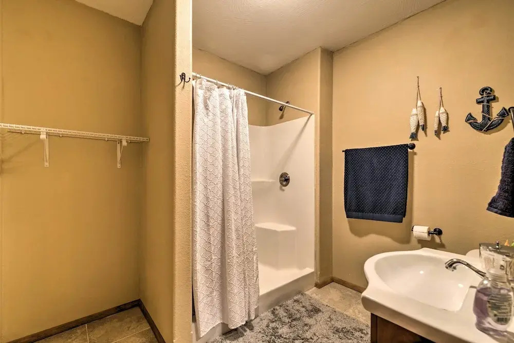 Pet-friendly Branson West Lodge w/ Hot Tub!