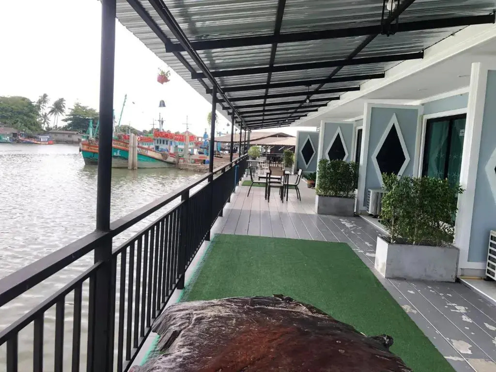 Chaiyai River Front Hotel