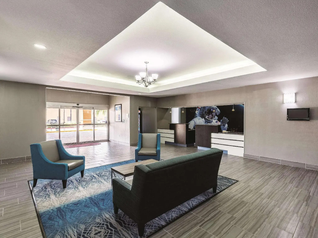 Platinum Inn & Suites Webster