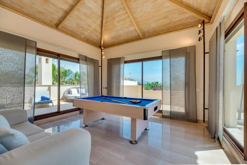 300 SQM Penthouse · Private Swimming pool · BBQ · WiFi