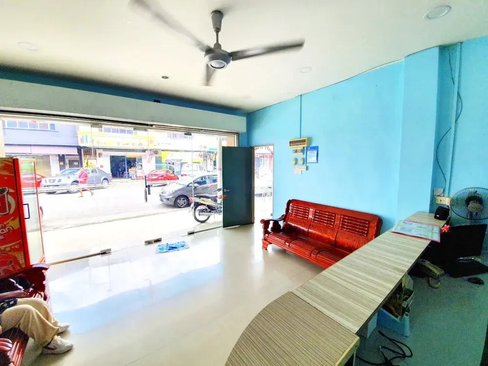 OYO 89737 Hotel Tishoa