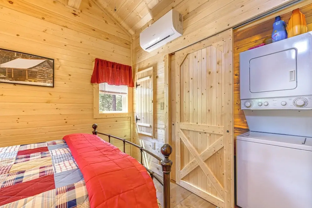 Black Bear Bungalow: Sevierville Hideaway w/ Deck!