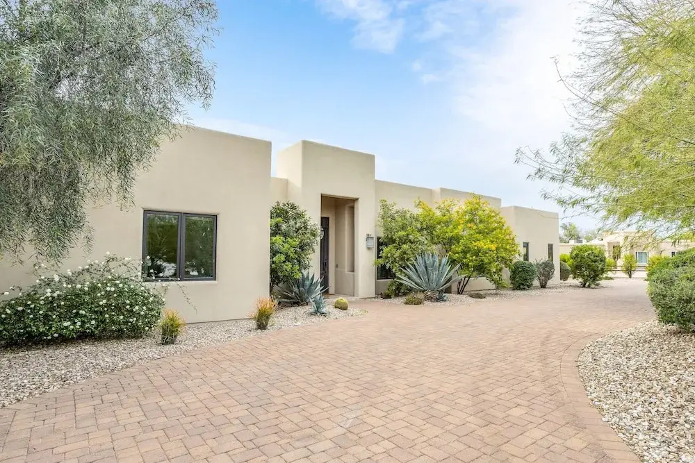Upscale W/ Pool, Chefs Kitchen & Stables 6 Bedroom Home
