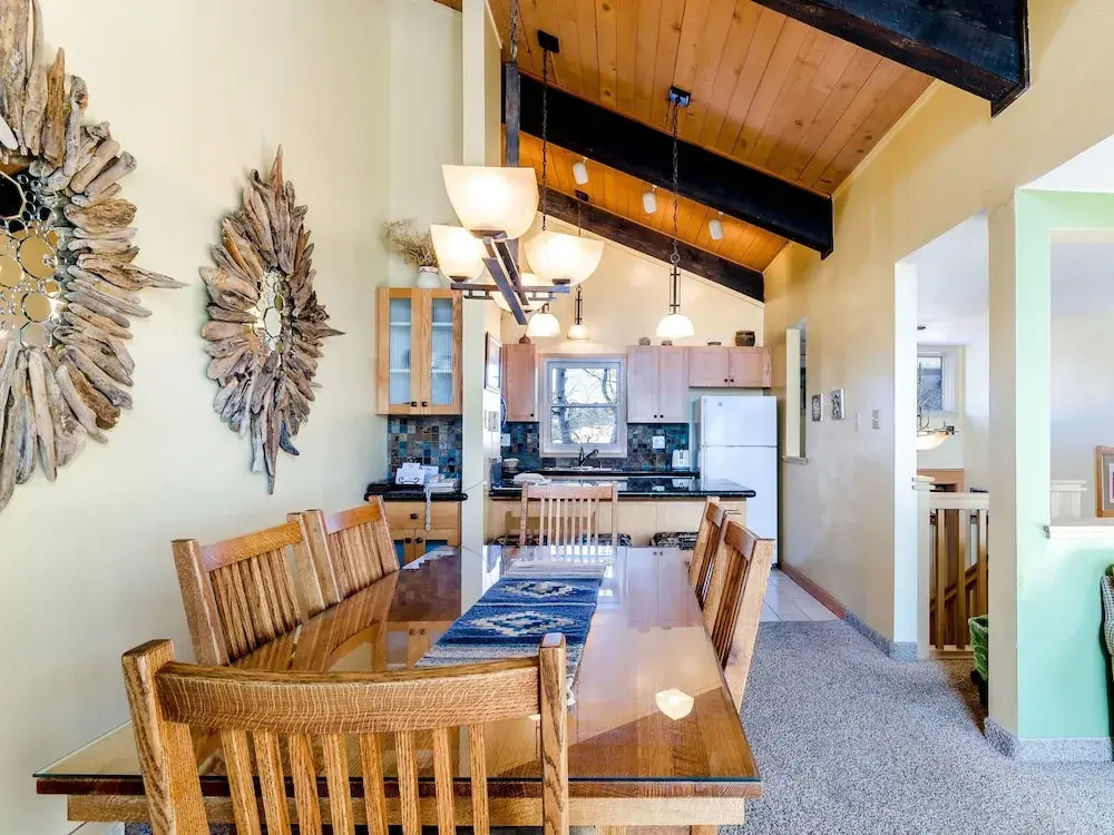Bright & Cozy Mountainside -pool & Hot Tub 2 Bedroom Condo