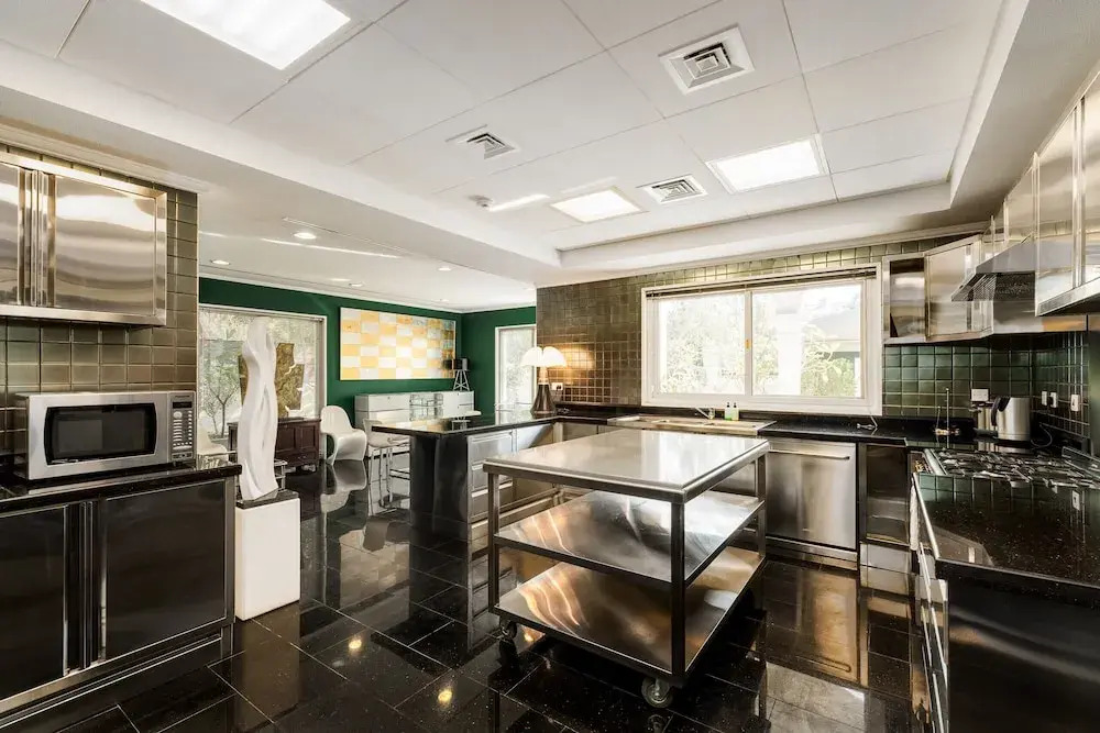 Artsy 4BR DIP Villa w Community Pool Gym