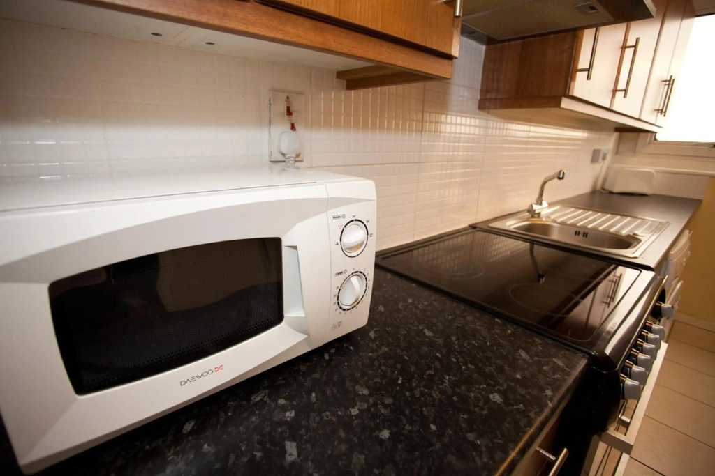 Emporium Nottingham - Your own City Centre Self Catering Apartment - with 3 Bathrooms and Full Kitchen, ideal for Contractors too - Outside Smoking Area - "Cook as you would at Home" - by Victoria Centre Shopping Centre on Huntingdon Street