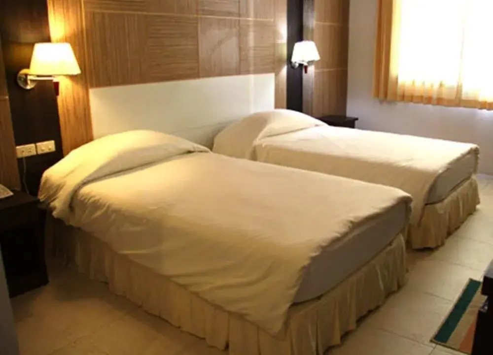 LJ the Emerald Hotel