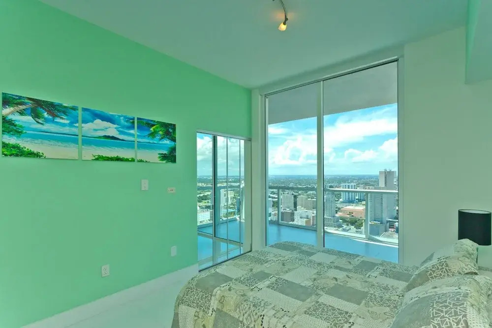 Vizcayne Luxury Condo by 1stHomeRent
