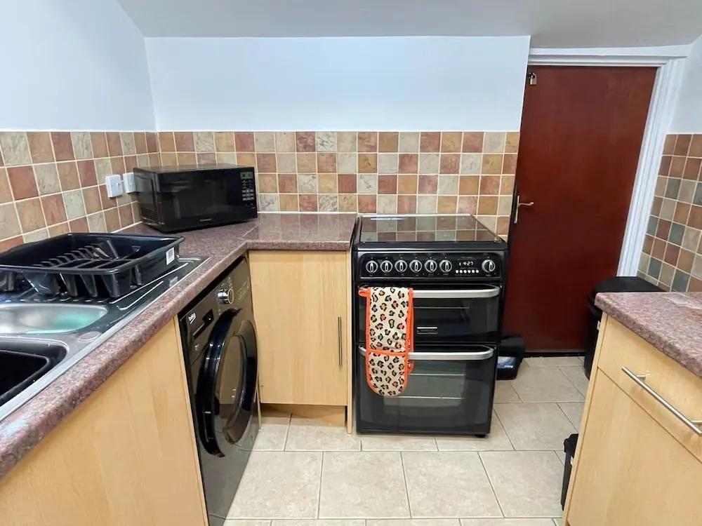 Impeccable 4-bed Home Away From Home in Swindon
