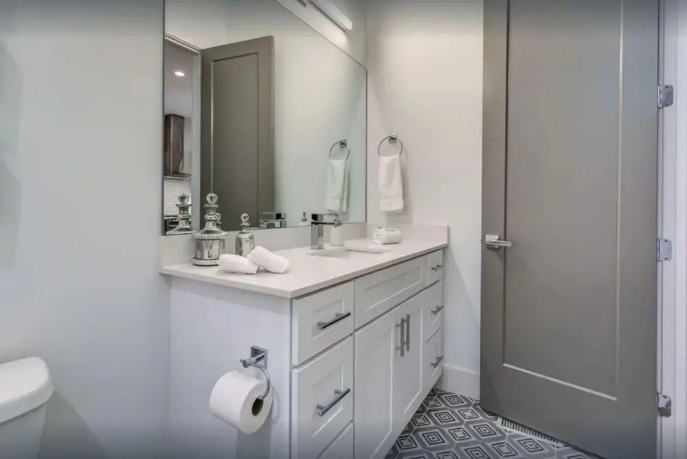 Spacious Tranquil Rooftop Pad on 8th by Music City Luxury Stays
