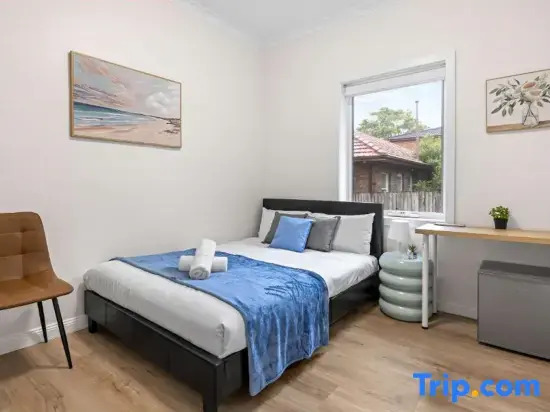 Inviting Room with Sunlit Comfort - Matraville