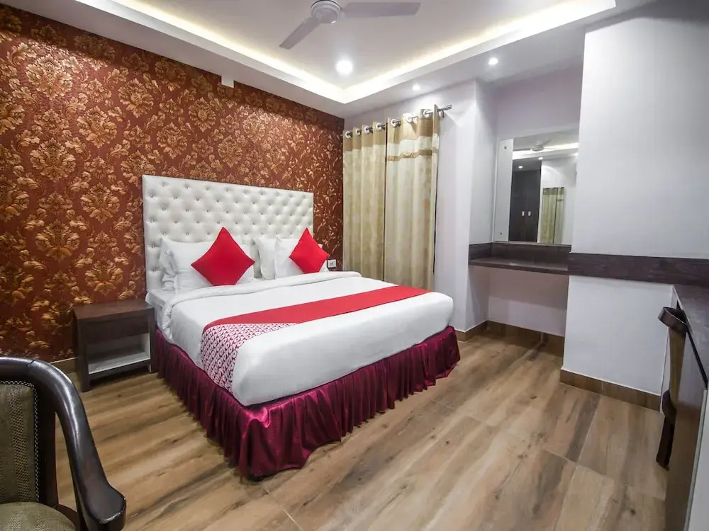 OYO 15582 Hotel Vrinda Regency