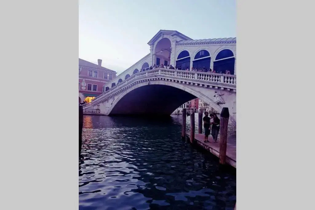 Large Top 3 Rooms Flat Central Rialto