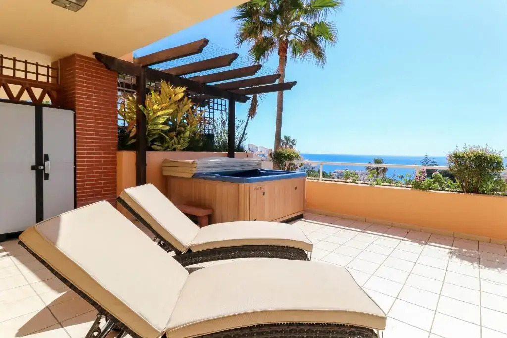 Luxury 2BR Condo B3 by Rafleys, Panoramic Sea Views, 7 mins Walk to the Beach