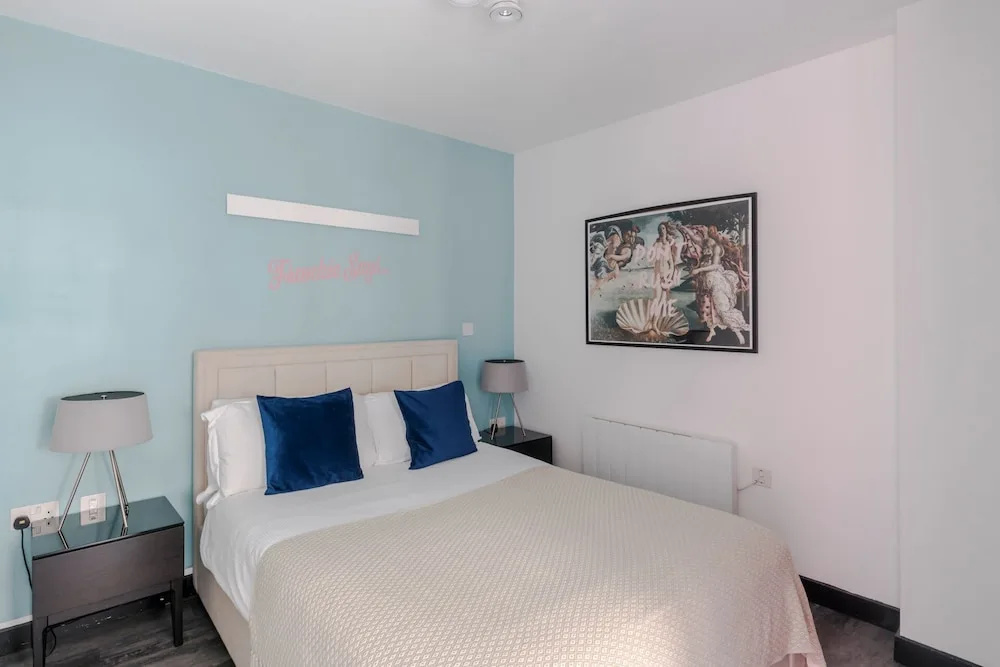 The Slaycation Crib: Stylish London Retreat By