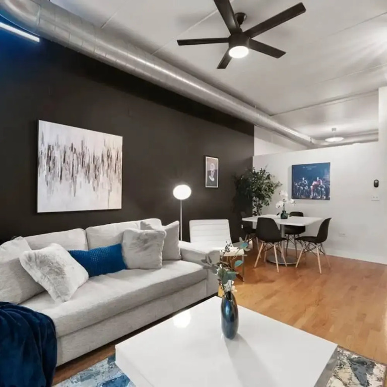 Sleek 2 Bed 2 Bath Condo in Trendy Fulton Market