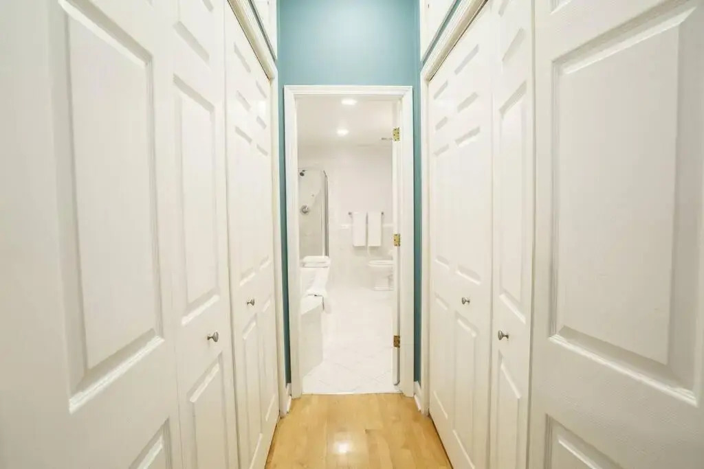 River North 3BR/2BA: HUGE, Parking, Center Chicago