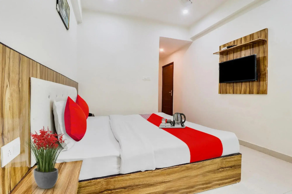 Super OYO 92578 HOTEL LA PLAZO