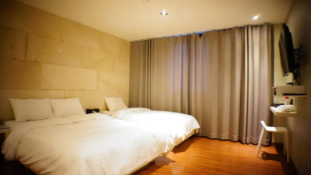 Hotel At noon