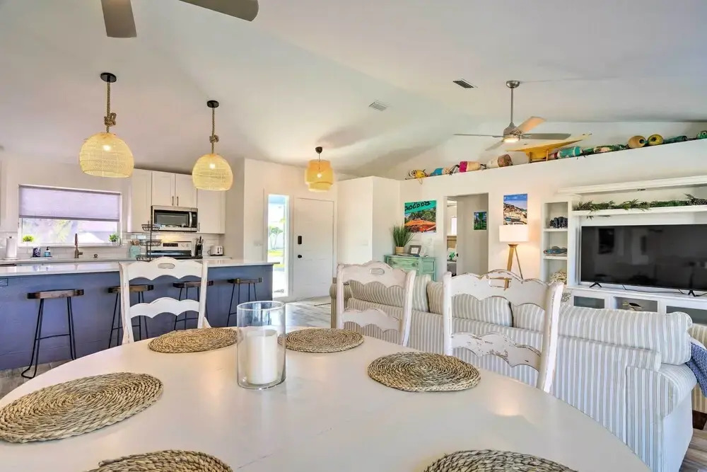 Swim, Fish & Boat: Beachy Home in Cape Coral!