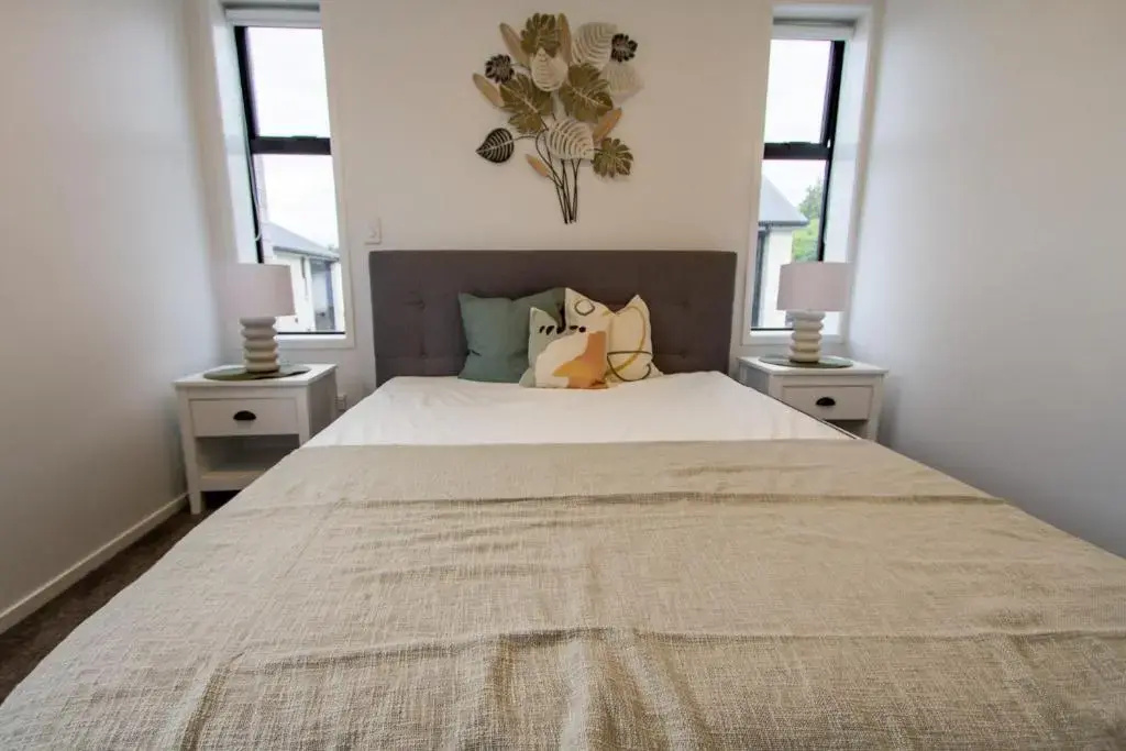 2 bed Central Addington w/Park