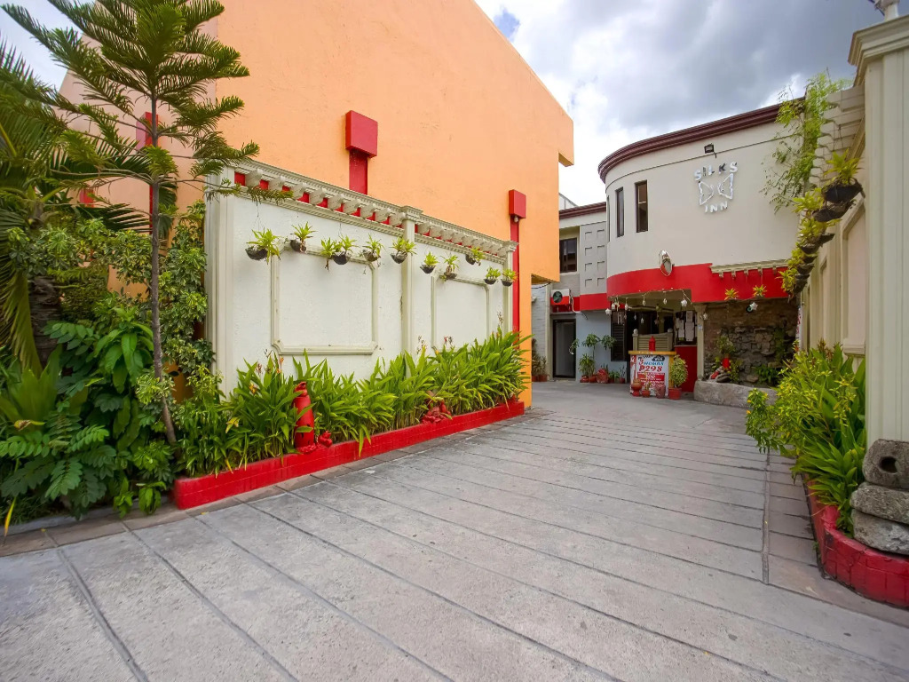 OYO 721 Silks Inn