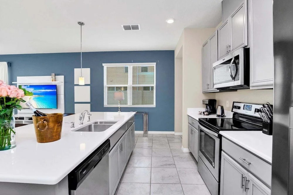 Townhouse w/ Hot Tub Near Disney Sleeps 12