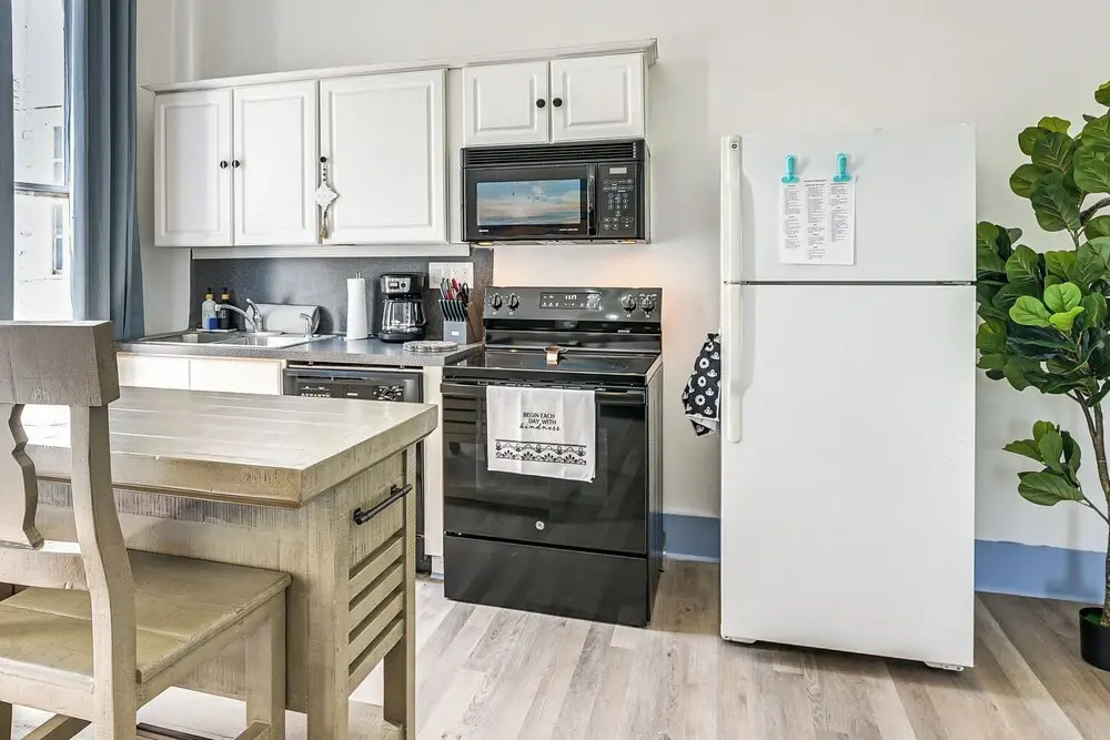 1 Mi to Beach: Historic Retreat in Galveston