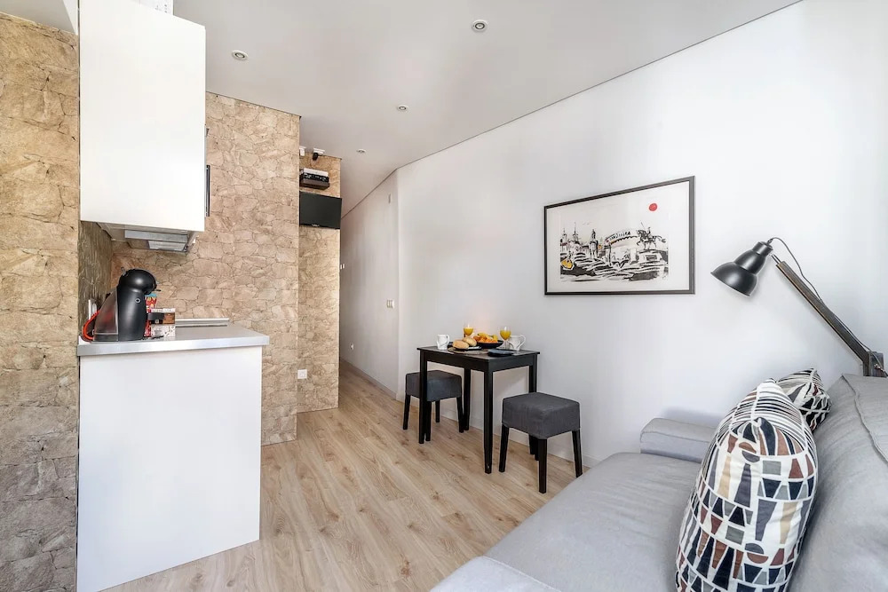 JOIVY Cosy 1-Bed Flat W/Seaview In Alfama