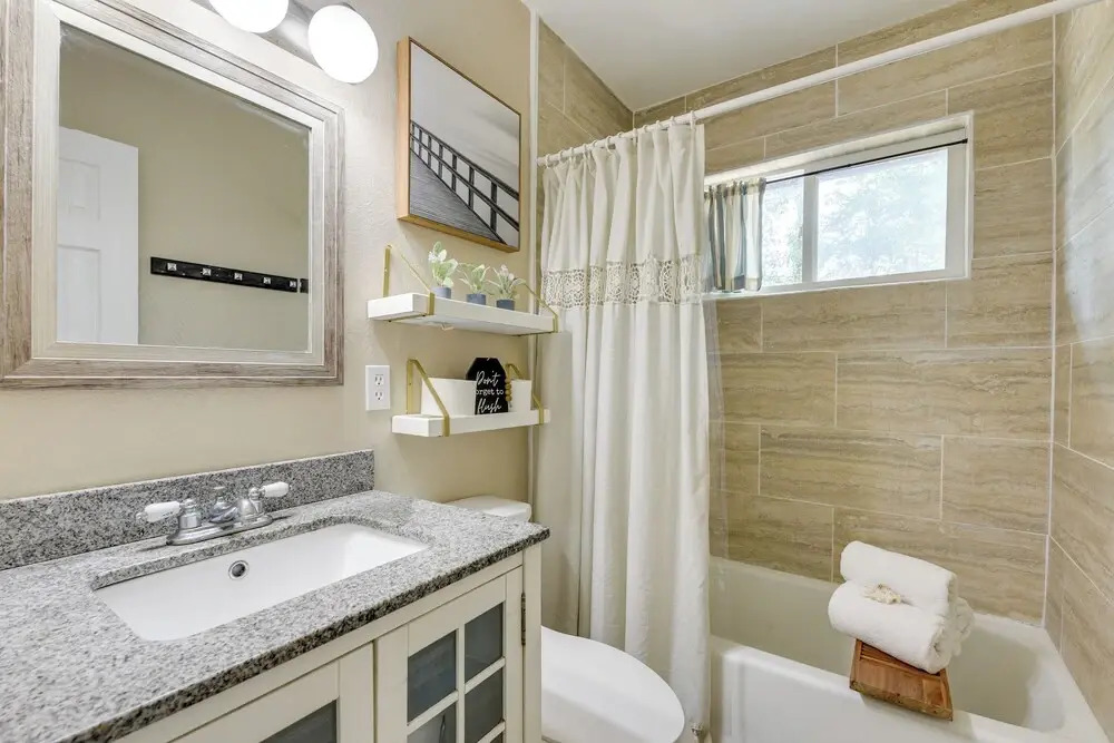 2 Mi to Beach, Near Airport: Heart of Fort Walton