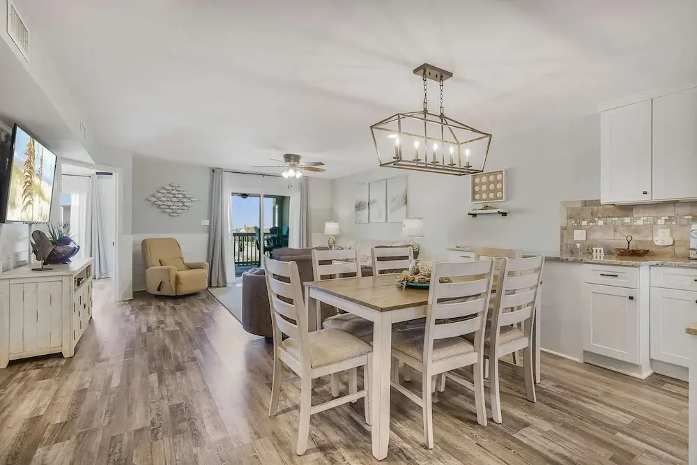 Lagoon Landing 202- Beautifully Decorated Condo With Balcony Pool Steps to Beach Lagoon