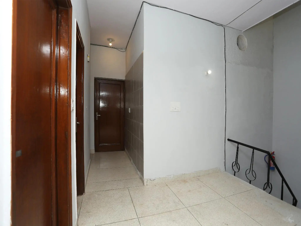 OYO 29268 White Arcade