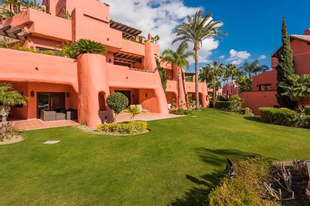 2 Bedrooms Apartment Frontline Beach