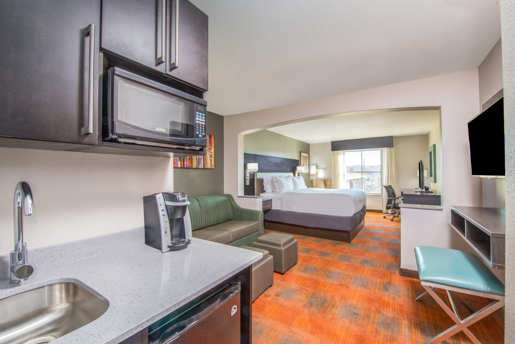 Holiday Inn Express & Suites Shawnee-Kansas City West by IHG