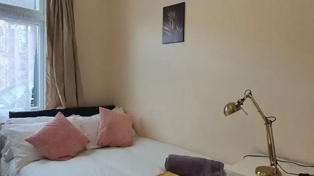 Room in Guest Room - Large Room Near Coventry City Centre